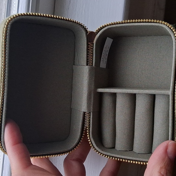 Sezane Velvet Jewelry Box - Picture 4 of 4